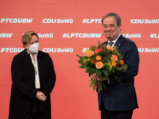 Armin Laschet (r), CDU-Bundesvorsitzender, hält beim Online-Parteitag der CDU Baden-Württemberg ein Blumenstrauß in den Händen, der ihm zuvor überreicht worden war, daneben steht Susanne Eisenmann, Spitzenkandidatin der baden-württembergischen CDU. +++ dpa-Bildfunk +++