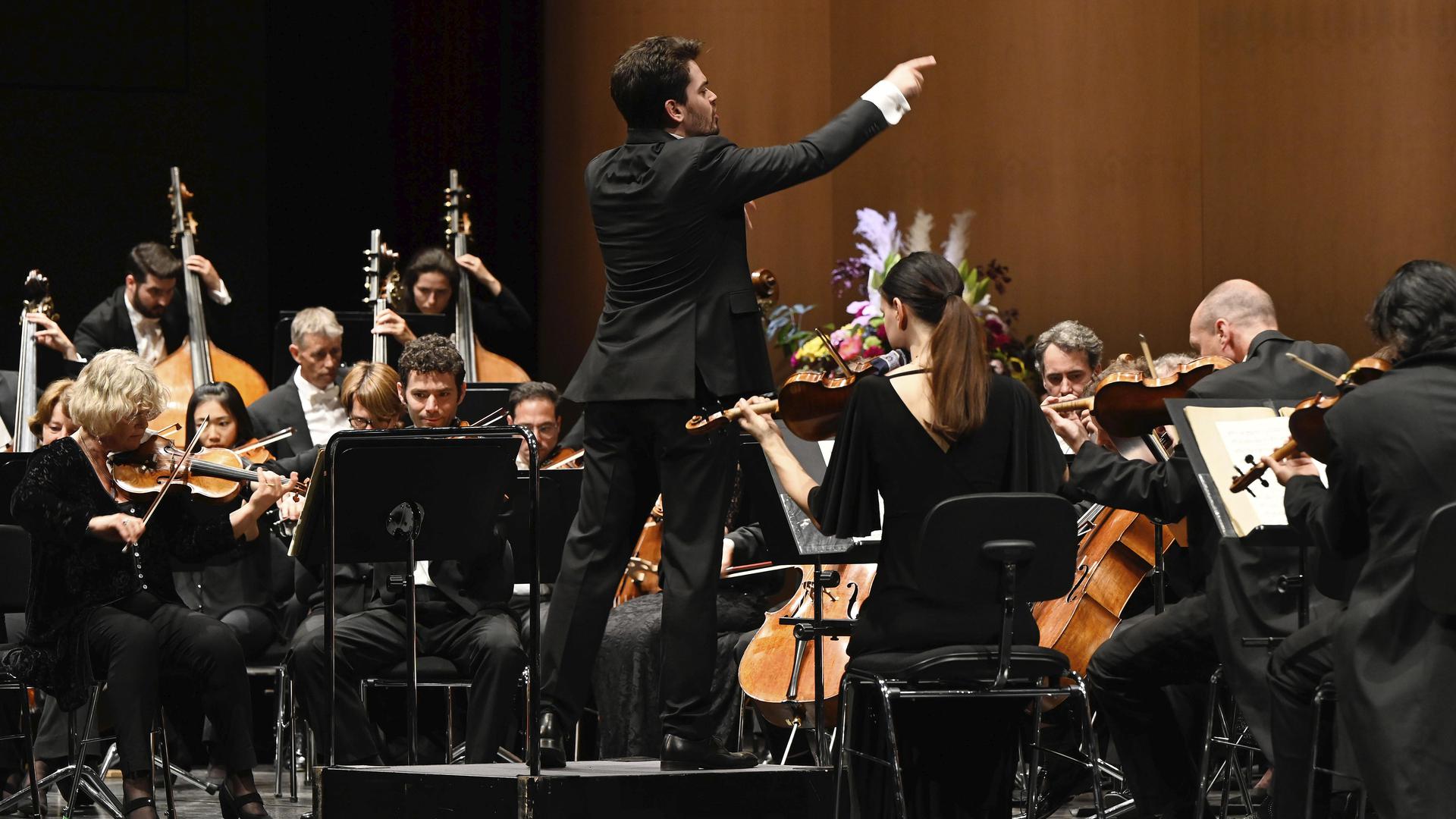 Dirigent Lahav Shani kann bei seinem Rotterdam Philharmonic Orchestra aus dem Vollen schöpfen. Der Auftritt im Baden-Badener Festspielhaus wurde bejubelt.