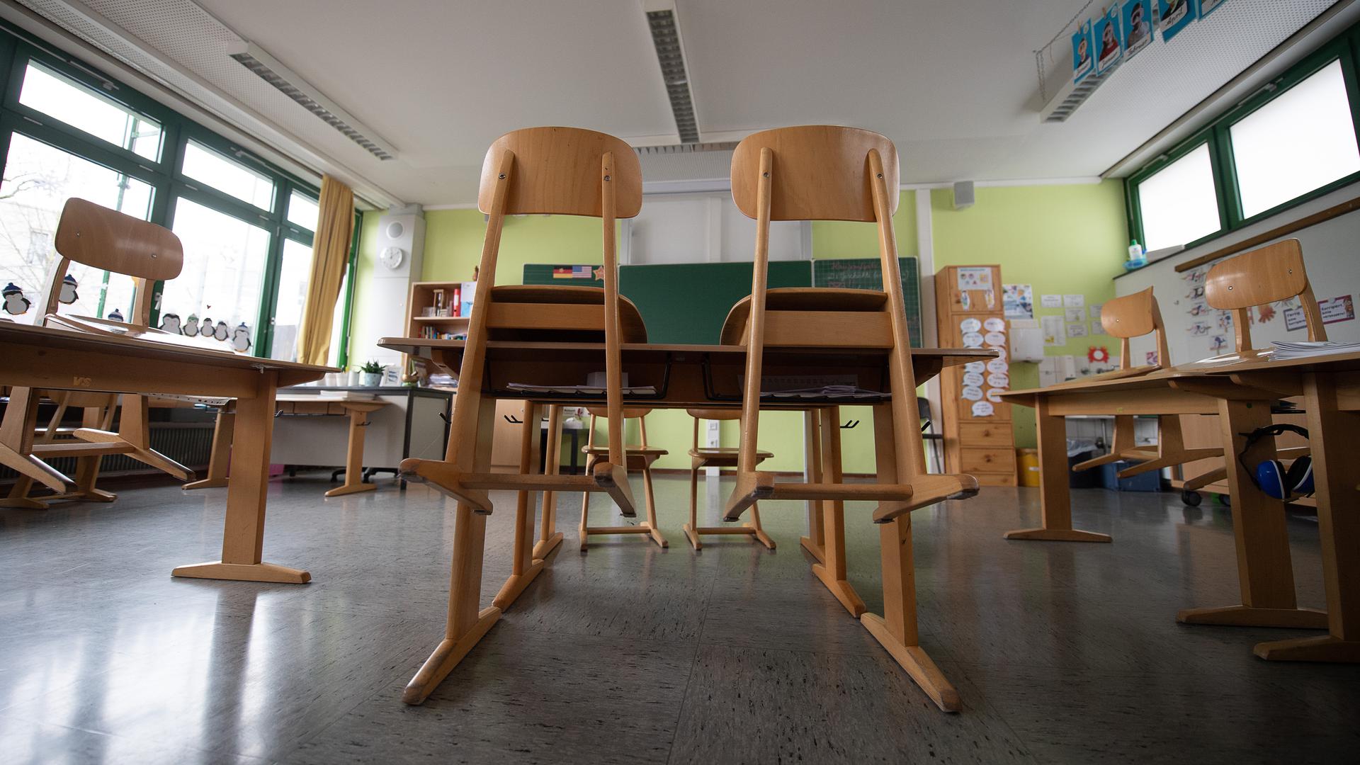 Ein leeres Klassenzimmer an einer Grundschule. 