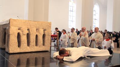 Ein zu weihender Priester liegt vor dem Altar.