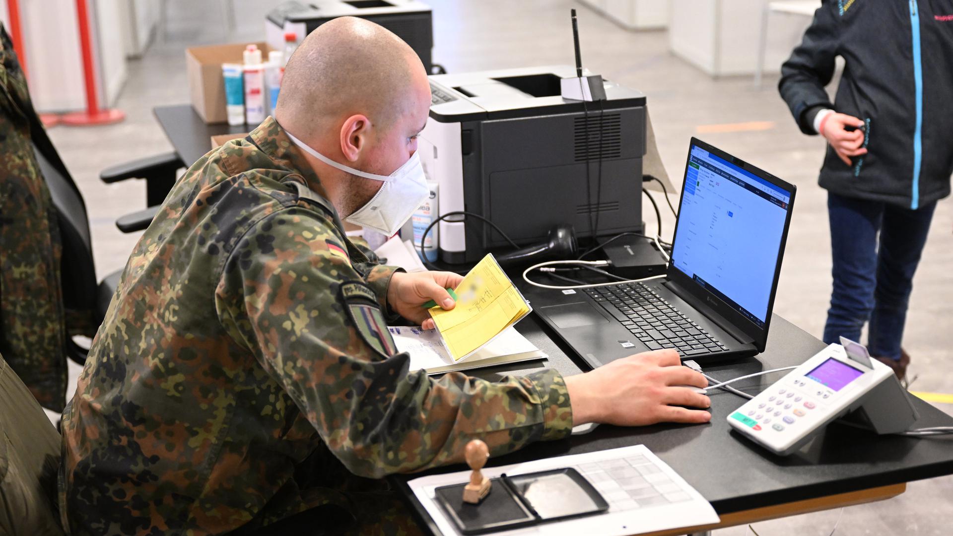 Ein Soldat bei der Datenerfassung nach einer Corona-Impfung