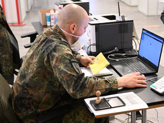 Ein Soldat bei der Datenerfassung nach einer Corona-Impfung