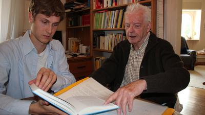 Generationen-Projekt: Hermann Stimmler (95) aus Rastatt hat eine Autobiografie über seine Kindheit und Jugend im Nationalsozialismus geschrieben. Sein Enkel Moritz Schottmüller (27) hat das Buch gestaltet.