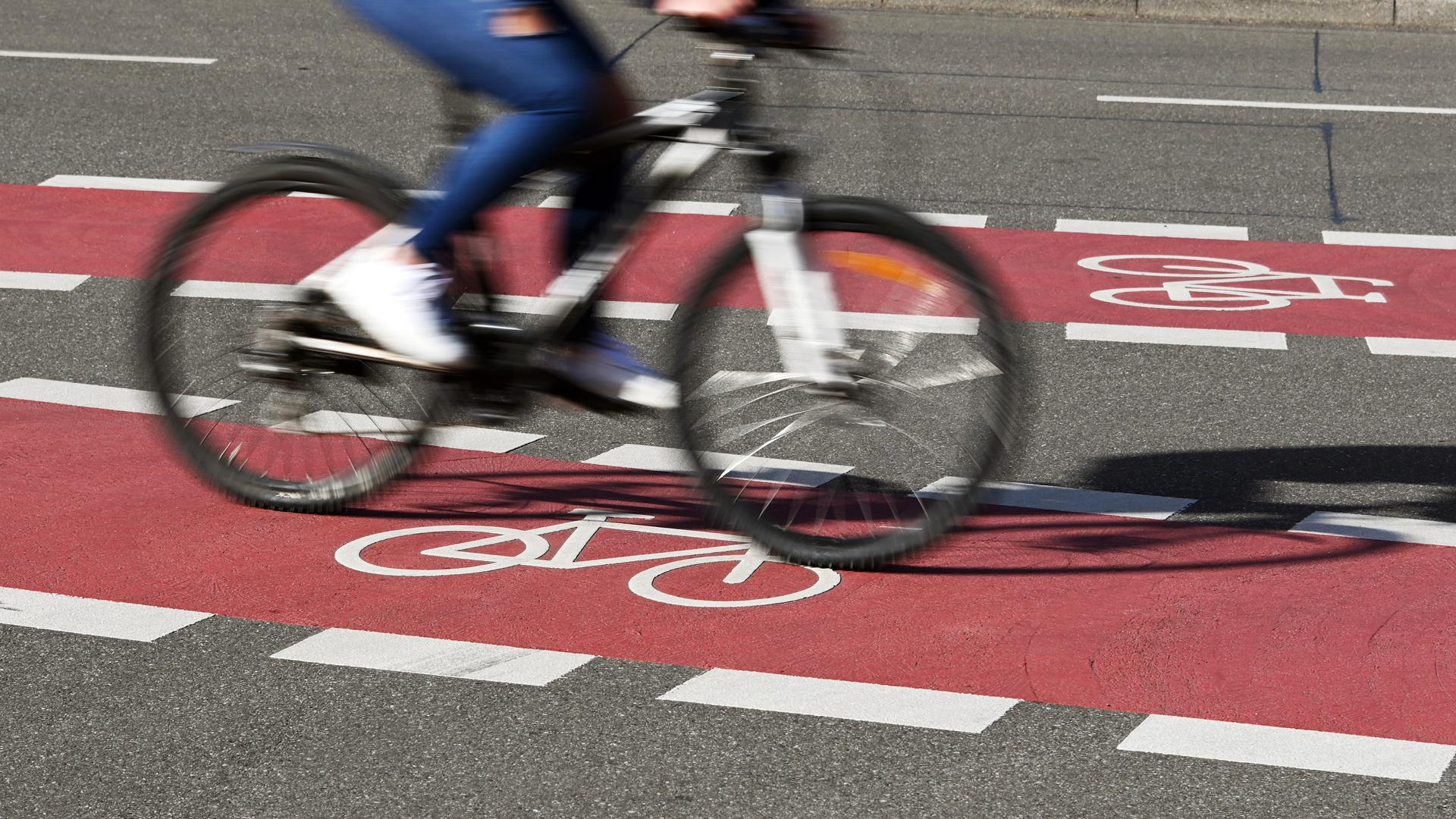In der Karlsruher Innenstadt fährt ein Radfahrer auf einem Fahrradstreifen