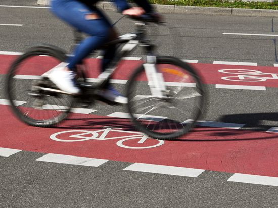 In der Karlsruher Innenstadt fährt ein Radfahrer auf einem Fahrradstreifen. (zu dpa: «Parkplätze zu Radwegen: Das «Autoländle» tritt in die Pedale») +++ dpa-Bildfunk +++