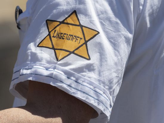 „Ungeimpft“: Mit einem nachgebildeten Judenstern auf dem Arm zeigte sich ein Mann bei einer Demonstration. Solche Fälle sind immer häufiger zu beobachten.