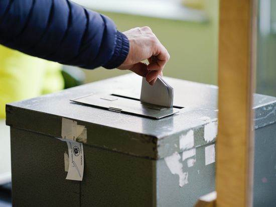 Ein Wählerin wirft in einem Wahllokal ihren Stimmzettel in die Wahlurne. Bürgerinnen und Bürger in Baden-Württemberg sind zur Wahl eines neuen Landtages aufgerufen.