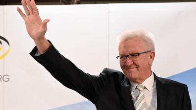 Winfried Kretschmann (Bündnis 90/Die Grünen), Ministerpräsident von Baden-Württemberg und Spitzenkandidat der Grünen, winkt nach der Bekanntgabe erster Ergebnisse der Landtagswahlen in Baden-Württemberg.