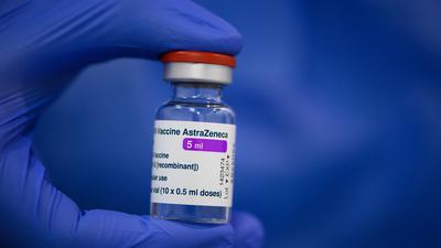 Neue Altersempfehlung: Der Astrazeneca-Wirkstoff soll nur noch bei Menschen über 60 Jahren eingesetzt werden, empfiehlt die Ständige Impfkommission. 