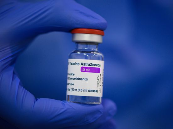 Neue Altersempfehlung: Der Astrazeneca-Wirkstoff soll nur noch bei Menschen über 60 Jahren eingesetzt werden, empfiehlt die Ständige Impfkommission. 