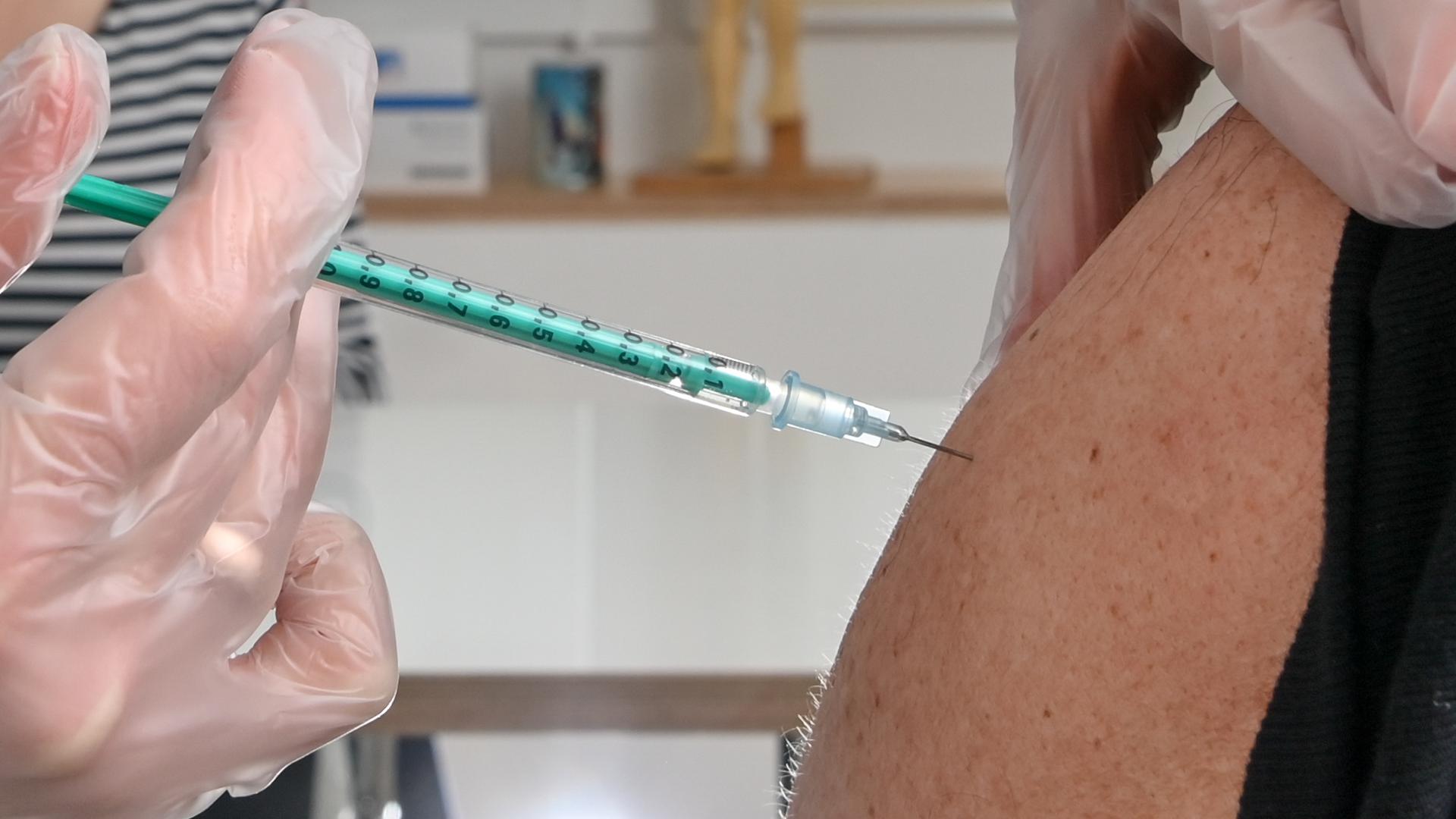 In der Praxis von Hausärztin Antonia Stahl erhält ein Patient eine Impfung mit dem Vakzin von Astrazenca.