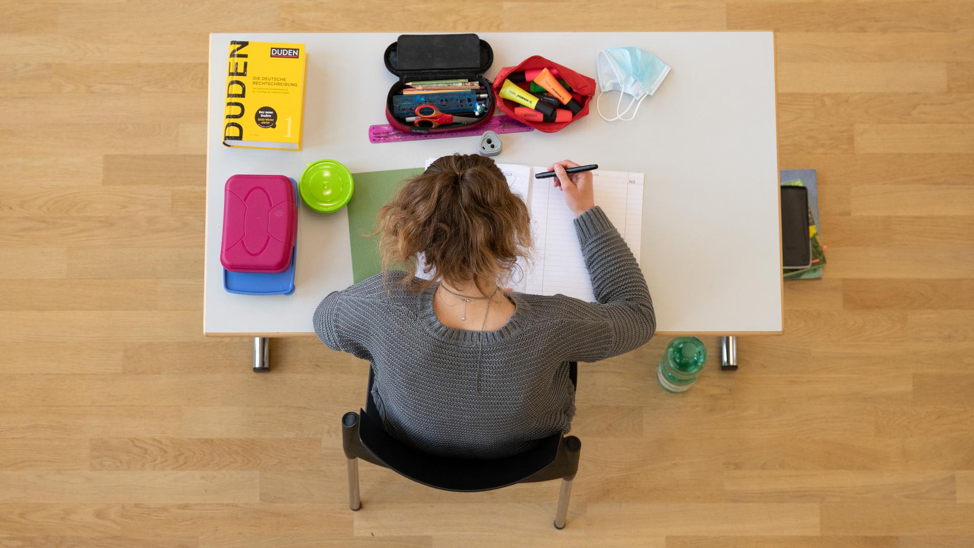 Eine Schülerin sitzt während der Abiturprüfung im Fach Biologie in der Aula im Sorbischen Gymnasium Bautzen auf ihrem Platz. +++ dpa-Bildfunk +++