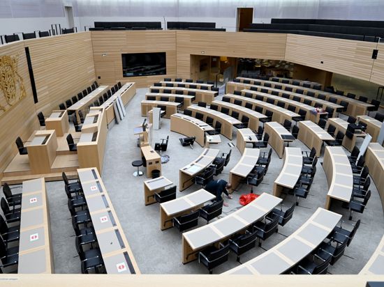 Es wird umgebaut: Im Plenarsaal im Landtag ändert sich in den Sitzreihen einiges. Diesen Dienstag versammeln sich die Abgeordneten zur konstituierenden Sitzung. Wechsel gibt es auch im Kabinett.