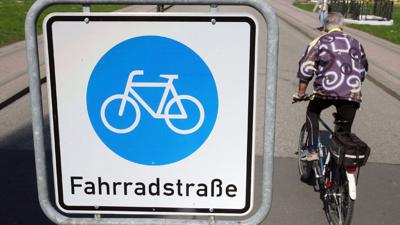 Ein Fahrradfahrer befährt in der Innenstadt von Karlsruhe eine Fahrradstraße (Foto vom 19.04.2006). Vor zwei Jahren testete der Automobilclub ADAC bundesweit 22 mittlere Großstädte auf Fahrradfreundlichkeit. Karlsruhe landete dabei nur auf einem der hinteren Plätze. Karlsruhes Stadtväter wollen nun Abhilfe schaffen. Der Gemeinderat beschloss bereits einstimmig, die Infrastruktur für den Radverkehr nachhaltig zu verbessern. Immerhin gilt die Kommune als Geburtsstadt des Fahrrades. Foto: Uli Deck dpa/lsw (zu dpa/lsw-Korr: "Die Wiege des Zweirades macht für den Biker mobil" vom 12.05.2006) +++(c) dpa - Bildfunk+++