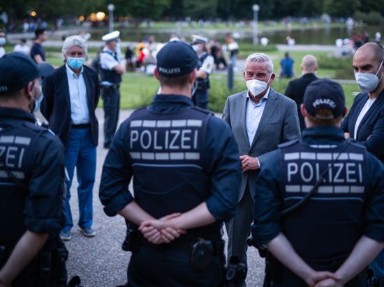 Thomas Strobl, Innenminister von Baden-Württemberg, besucht zusammen mit Baden-Württembergs Finanzminister Danyal Bayaz den Schlossplatz in Stuttgart, um sich dort bei Polizeibeamten für ihre Arbeit zu bedanken.