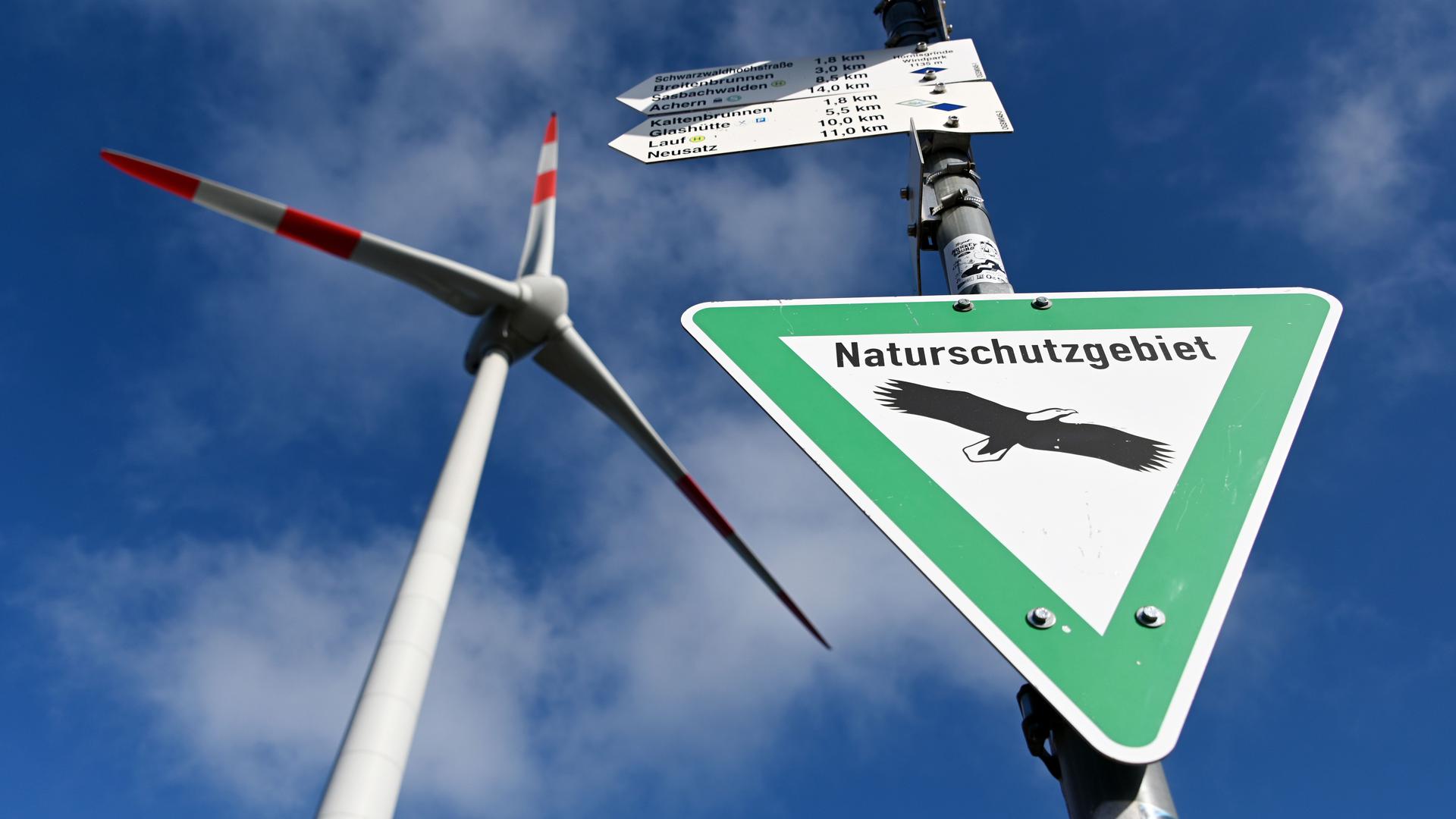 Auf der Hornisgrinde im Nordschwarzwald steht ein Schild mit der Aufschrift «Naturschutzgebiet». Dahinter ist ein Windrad zu sehen. (zu dpa «Naturschützer: Windenergie-Ausbau ohne private Flächen unrealistisch») +++ dpa-Bildfunk +++
