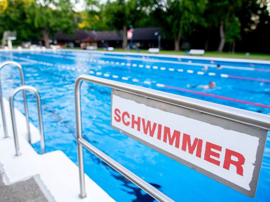 Ein Schild mit der Aufschrift „Schwimmer“ steht am frühen Morgen an einem Becken im Kleefelder Bad. +++ dpa-Bildfunk +++