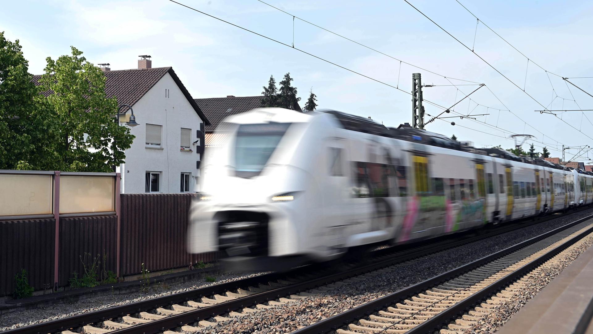 Oftmals kein Platz: Um die Strecke von Mannheim nach Karlsruhe mit zwei Gleisen ausbauen zu können, denkt die Bahn teilweise auch über Tunnellösungen nach. Eine solche scheidet im Bereich Friedrichstal nun aber aus. 