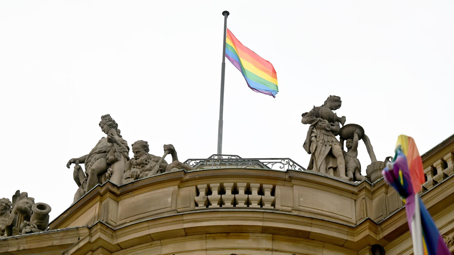 Ein Symbol für Vielfalt: Die Grünen im Land wollen mehr Gleichberechtigung. Das Bild zeigt eine Regenbogenfahne über dem Neuen Schloss in Stuttgart.
