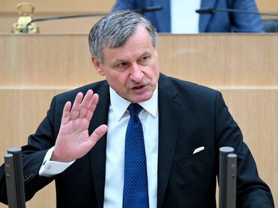 Hans-Ulrich Rülke, FDP-Fraktionsvorsitzender im Landtag von Baden-Württemberg spricht bei einer Landtagssitzung, bei einer Debatte zu Rekordverschuldung, Rekordzahl von Staatssekretären und neuen Stellen in den Ministerien. +++ dpa-Bildfunk +++