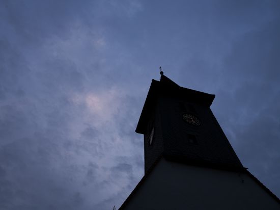 Der Himmel bleibt dunkel: Die Kirchen in Deutschland und Baden-Württemberg haben weiter mit hohen Austrittszahlen zu kämpfen – auch wenn diese weniger hoch waren als noch im Jahr 2019.