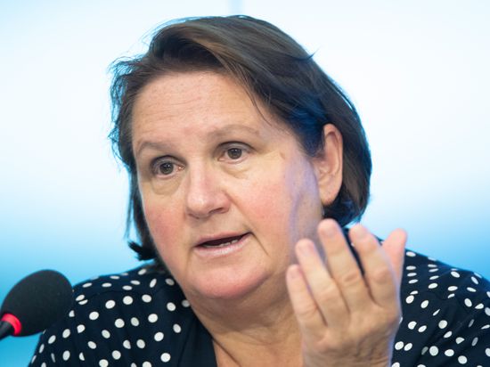 Theresa Schopper (Bündnis 90/Die Grünen), Kultusministerin von Baden-Württemberg, antwortet bei einer Regierungs-Pressekonferenz auf Fragen von Journalisten. +++ dpa-Bildfunk +++