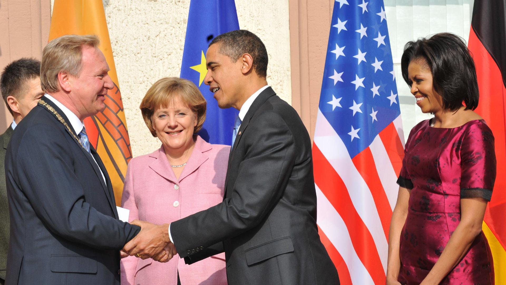 US-Präsident Barack Obama begrüßt im Hof des Rathauses von Baden-Baden den Oberbürgermeister der Stadt, Wolfgang Gerstner. Beim Empfang zum Nato-Gipfel hat Kanzlerin Angela Merkel ihren Mann Joachim Sauer dabei und Obama seine Frau Michelle.