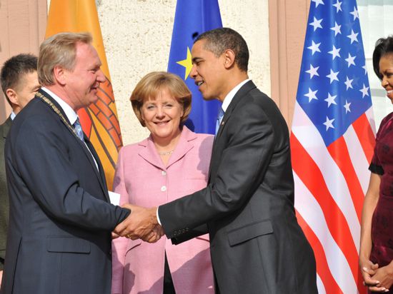 US-Präsident Barack Obama begrüßt im Hof des Rathauses von Baden-Baden den Oberbürgermeister der Stadt, Wolfgang Gerstner. Beim Empfang zum Nato-Gipfel hat Kanzlerin Angela Merkel ihren Mann Joachim Sauer dabei und Obama seine Frau Michelle.