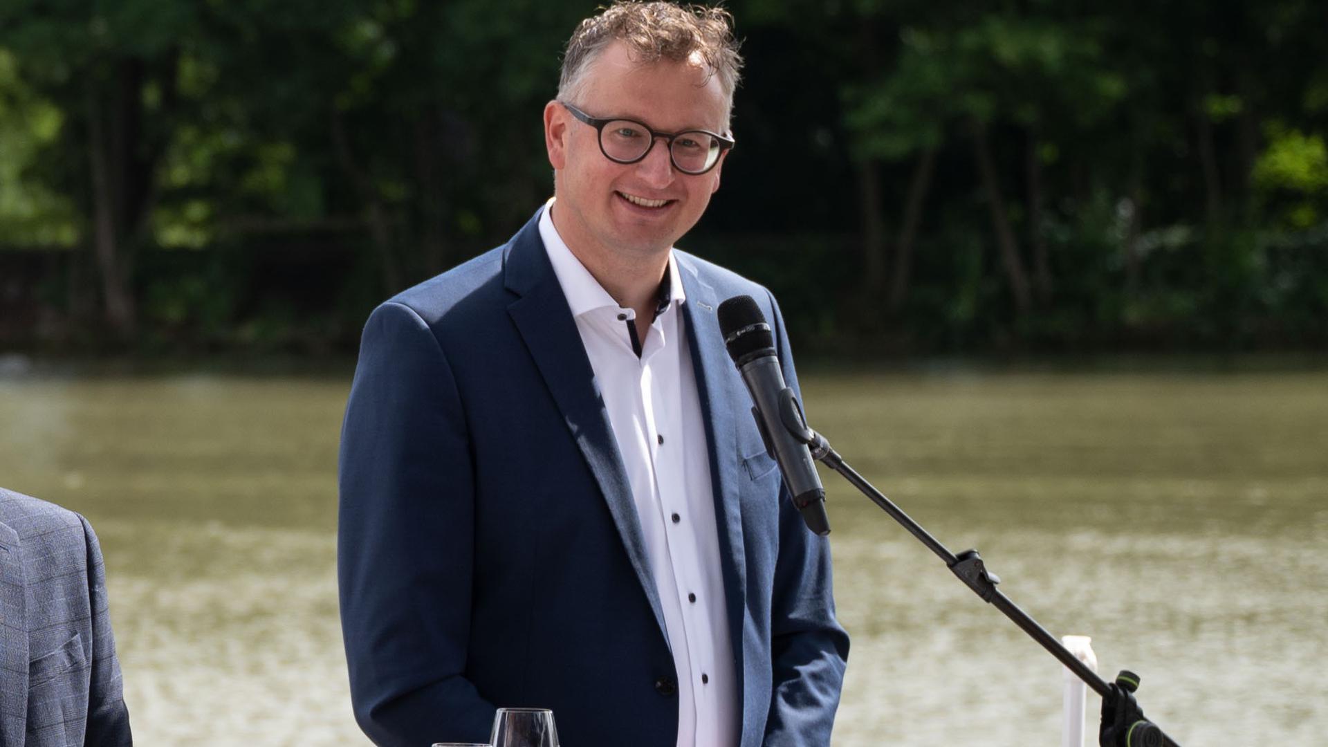 Andreas Schwarz, Fraktionsvorsitzender von Bündnis 90/Die Grünen im Landtag von Baden-Württemberg, nimmt an einer Pressekonferenz in einem gastronomischen Betrieb am Neckar teil.
