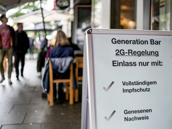 Vor einer Bar im Hamburger Stadtteil St. Georg steht ein Hinweisschild, welches auf den Einlass nach der 2GRegel hinweist. Die in Hamburg eingeführte 2G-Regel besagt, dass nur noch Geimpfte und Genesene die jeweiligen Betriebe betreten dürfen. +++ dpa-Bildfunk +++