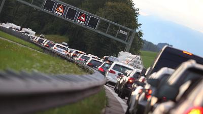 Autos stauen sich auf der Autobahn 8 (A8) in Richtung Süden. Für das Wochenende (11./12.09.2021) wird die letzte große Reisewelle im Sommerurlaubsverkehr erwartet. Das Ferienende in Bayern und Baden-Württemberg wird sich im Rückreiseverkehr bemerkbar machen, warnte der ADAC am 06.09.2021. (zu dpa "Ferienende in Bayern und Baden-Württemberg - ADAC warnt vor Stau") +++ dpa-Bildfunk +++