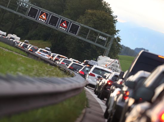 Autos stauen sich auf der Autobahn 8 (A8) in Richtung Süden. Für das Wochenende (11./12.09.2021) wird die letzte große Reisewelle im Sommerurlaubsverkehr erwartet. Das Ferienende in Bayern und Baden-Württemberg wird sich im Rückreiseverkehr bemerkbar machen, warnte der ADAC am 06.09.2021. (zu dpa "Ferienende in Bayern und Baden-Württemberg - ADAC warnt vor Stau") +++ dpa-Bildfunk +++