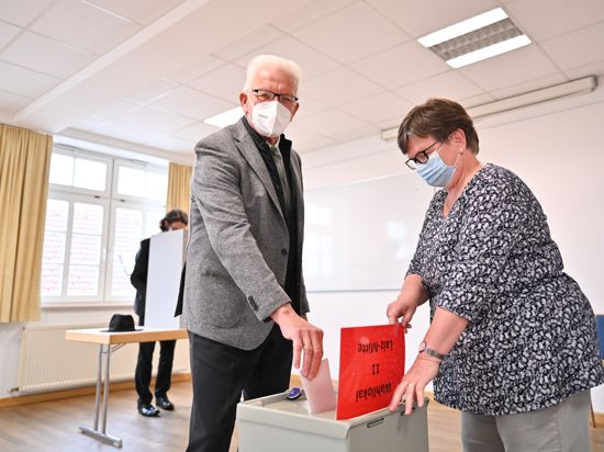Stimme abgegeben: Winfried Kretschmann, Ministerpräsident von Baden-Württemberg, war nach dem Kirchgang im Wahllokal.