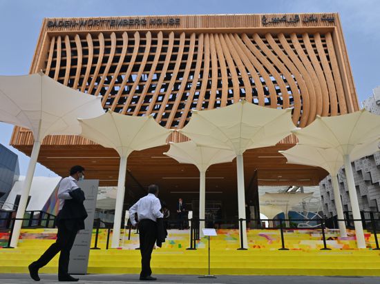 Besucher gehen zum Pavillon von Baden-Württemberg auf der Expo in Dubai. 