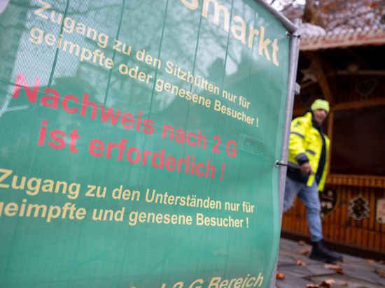 Geimpft oder Genesen: Bei einer geltenden Alarmstufe in Baden-Württemberg gelten für Besucher auf Weihnachtsmärkten Zulassungsbeschränkungen. 