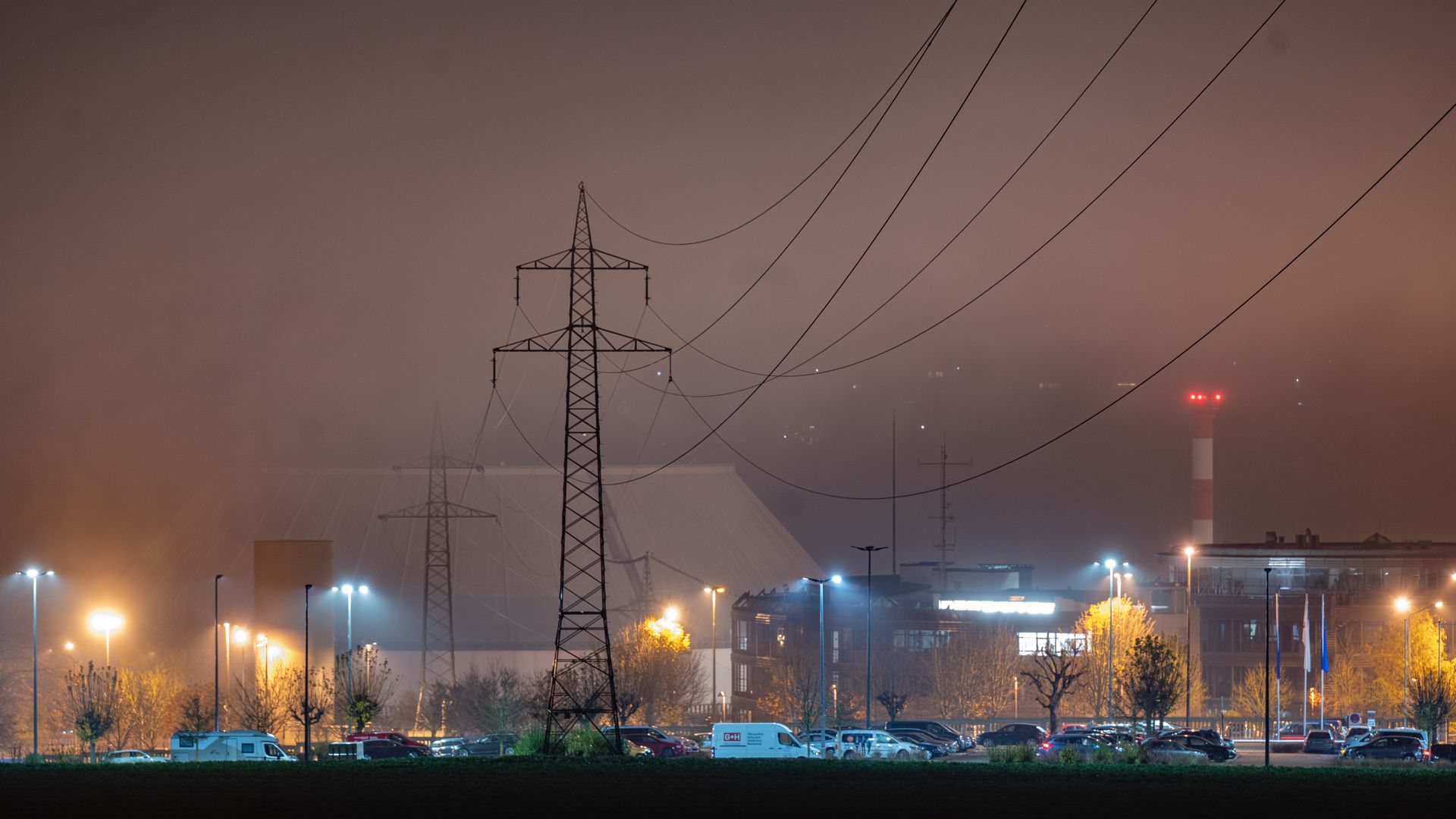 Das Kernkraftwerk in Neckarwestheim wird in den frühen Morgenstunden beleuchtet.