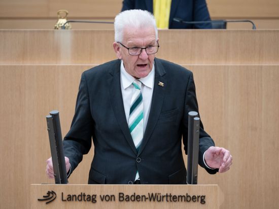 Winfried Kretschmann (Bündnis 90/Die Grünen), Ministerpräsident von Baden-Württemberg, spricht auf einer Sondersitzung des Landtags zur Corona-Politik.