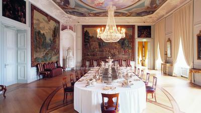 Speisesaal im Schloss Mannheim mit funkelndem Kronleuchter und prächtig gedeckter Tafel