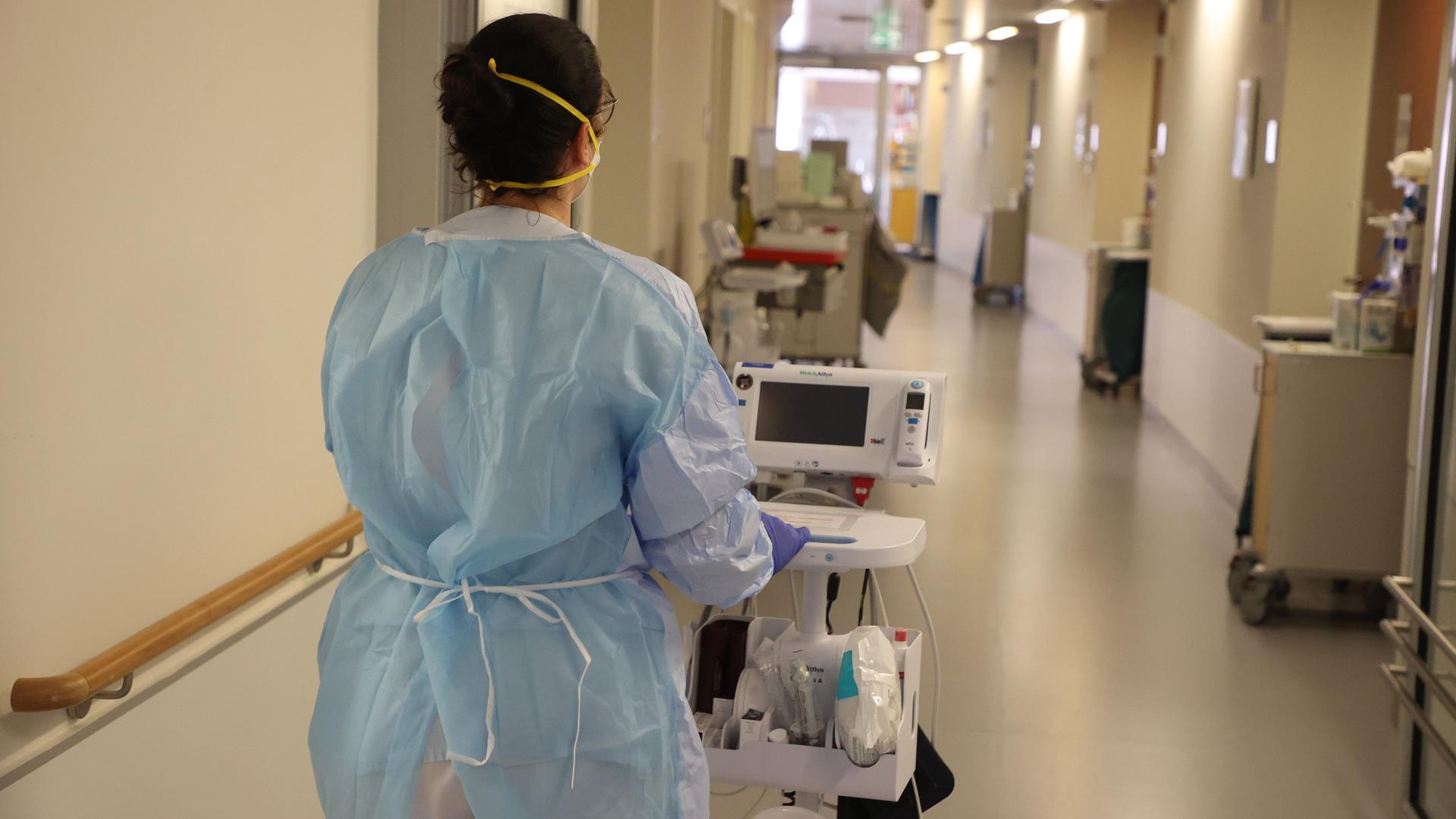 Eine Krankenschwester läuft mit medizinischem Gerät auf der Corona «Normalstation» im SRH Waldklinikum. Hier werden derzeit 30 Covid-19 erkrankte Menschen versorgt. +++ dpa-Bildfunk +++