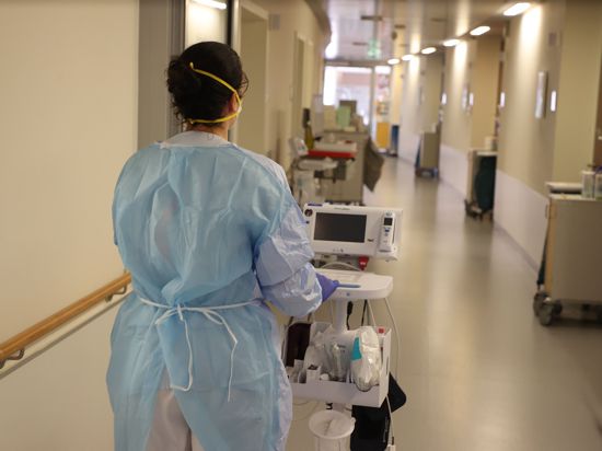 Eine Krankenschwester läuft mit medizinischem Gerät auf der Corona «Normalstation» im SRH Waldklinikum. Hier werden derzeit 30 Covid-19 erkrankte Menschen versorgt. +++ dpa-Bildfunk +++