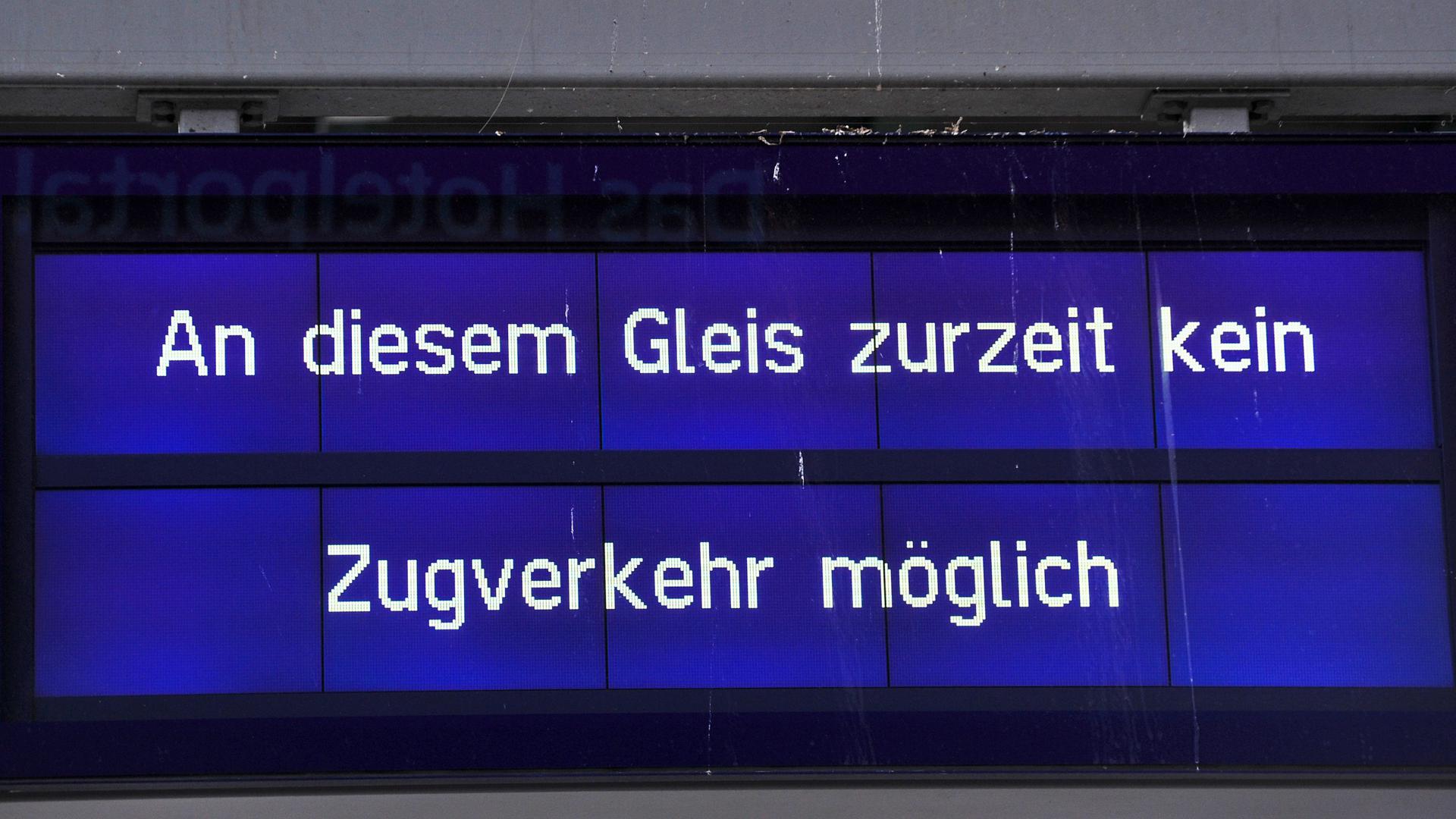 Eine Anzeigetafel zeigt am 01.10.2012 im Hauptbahnhof in Stuttgart (Baden-Württemberg) an, dass auf diesem Gleis derzeit kein Zugverkehr möglich ist. Bahnreisende müssen sich nach dem Intercity-Unfall in Stuttgart weiter gedulden, viele Züge laufen immer noch nicht planmäßig. Der Bahnunfall hat eine Diskussion über mögliche Sicherheitsrisiken infolge der Bauarbeiten für Stuttgart 21 ausgelöst. Foto: Jan-Philipp Strobel/dpa (Zu lsw: "Debatte um Sicherheit im Stuttgarter Bahnhof - weitere Störungen" vom 01.10.2012) +++(c) dpa - Bildfunk+++