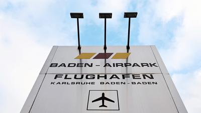 Eine Pylone mit der Aufschrift «Baden-Airpark Flughafen Karlsruhe Baden-Baden», aufgenommen vor der Einfahrt in den Flughafen.