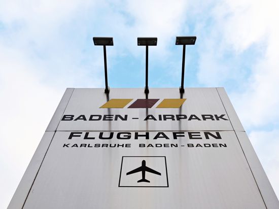 Eine Pylone mit der Aufschrift «Baden-Airpark Flughafen Karlsruhe Baden-Baden», aufgenommen vor der Einfahrt in den Flughafen.