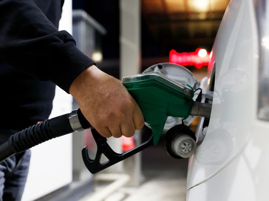 Teure Tankfüllung trotz gesunkener Ölpreise: Der Bundeswirtschaftsminister schaltet das Kartellamt ein.