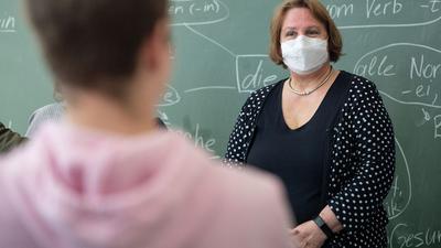 Theresa Schopper (Bündnis 90/Die Grünen), Ministerin für Kultus, Jugend und Sport in Baden-Württemberg, besucht eine Schule.