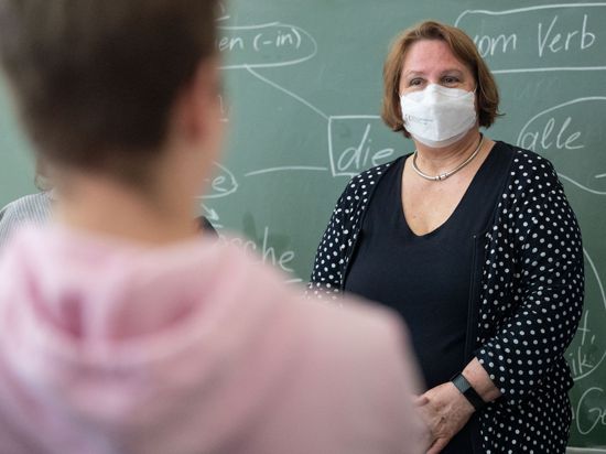 Theresa Schopper (Bündnis 90/Die Grünen), Ministerin für Kultus, Jugend und Sport in Baden-Württemberg, besucht eine Schule.