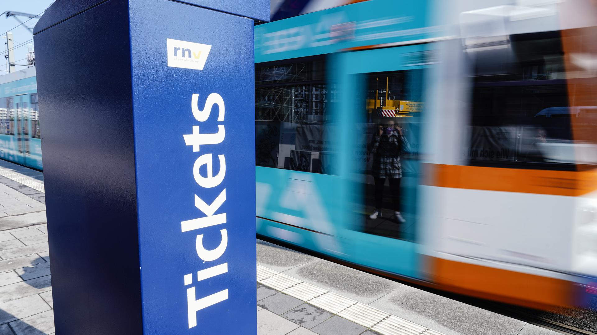 Eine Straßenbahn fährt in Heidelberg an einem Ticketautomaten vorbei.  Der Gemeinderat der Stadt hat deutliche Ermäßigungen im Nahverkehr beschlossen.