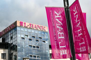 Das Logo der L-Bank, der landeseigenen Staatsbank für Baden-Württemberg, ist am Dach des Bankgebäudes angebracht. Die L Bank legt ihre Bilanzzahlen vor. +++ dpa-Bildfunk +++