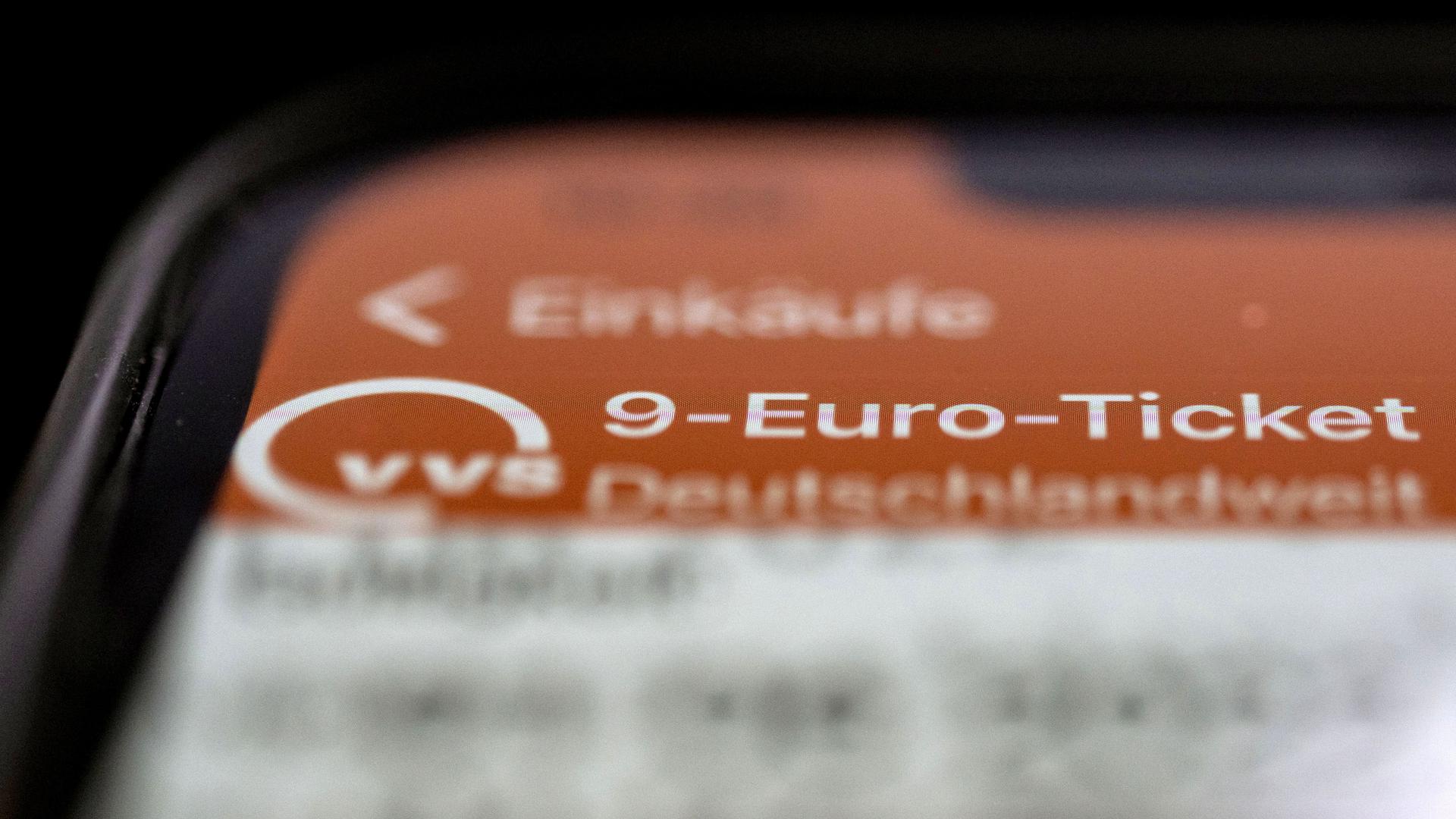 Schon zu bekommen: Nutzer im Verkehrs- und Tarifverbund Stuttgart können das 9-Euro-Ticket schon ab jetzt erwerben. 