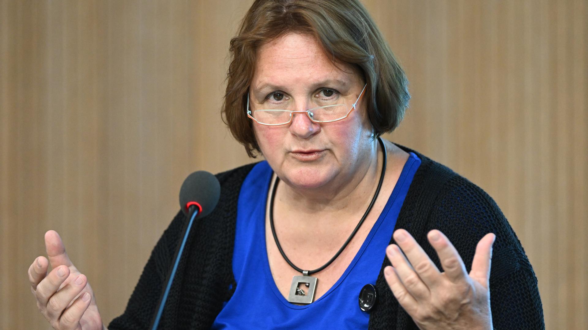 Theresa Schopper (Bündnis 90/Die Grünen), Kultusministerin von Baden-Württemberg, antwortet im Rahmen der Regierungs-Pressekonferenz im Landtag von Baden-Württemberg auf Fragen von Journalisten.